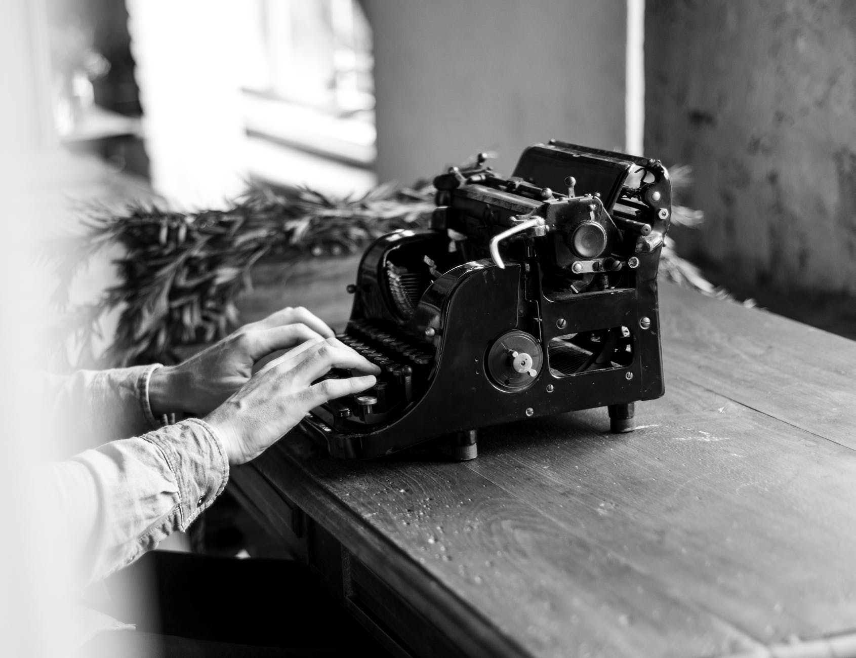 grayscale vintage typewriter